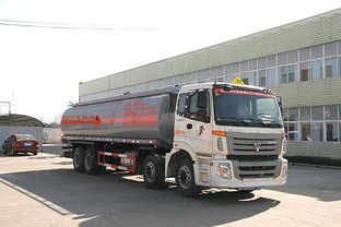 楚飛福田前四后八30立方化工液體運(yùn)輸車(chē)與起吊車(chē)的應(yīng)用與優(yōu)勢(shì)