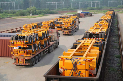 中集通華百臺(tái)數(shù)模化集裝箱運(yùn)輸車(chē)批量交付，引領(lǐng)智慧物流新篇章